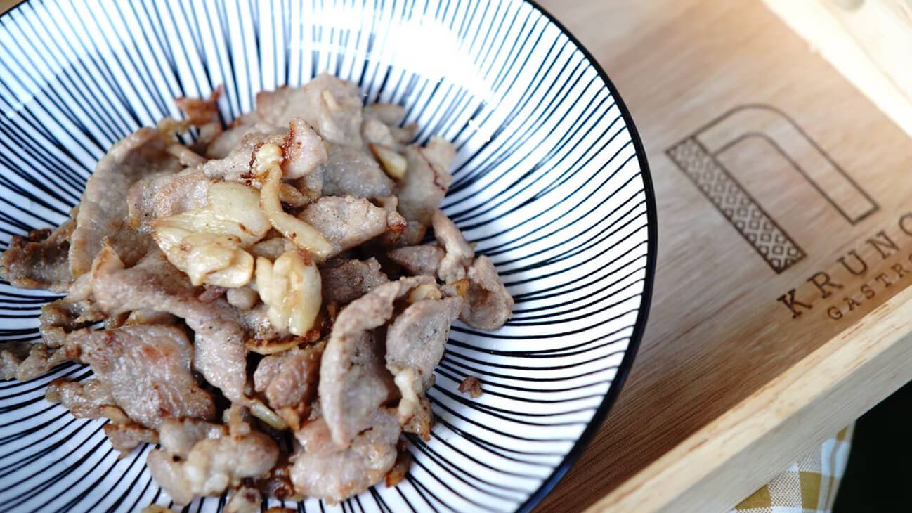 Stir-fried Pork/Chicken with Garlic and Pepper